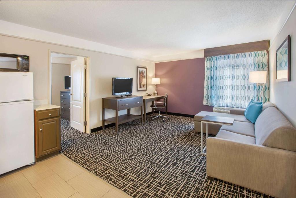 La Quinta by Wyndham Cincinnati Airport Florence photo