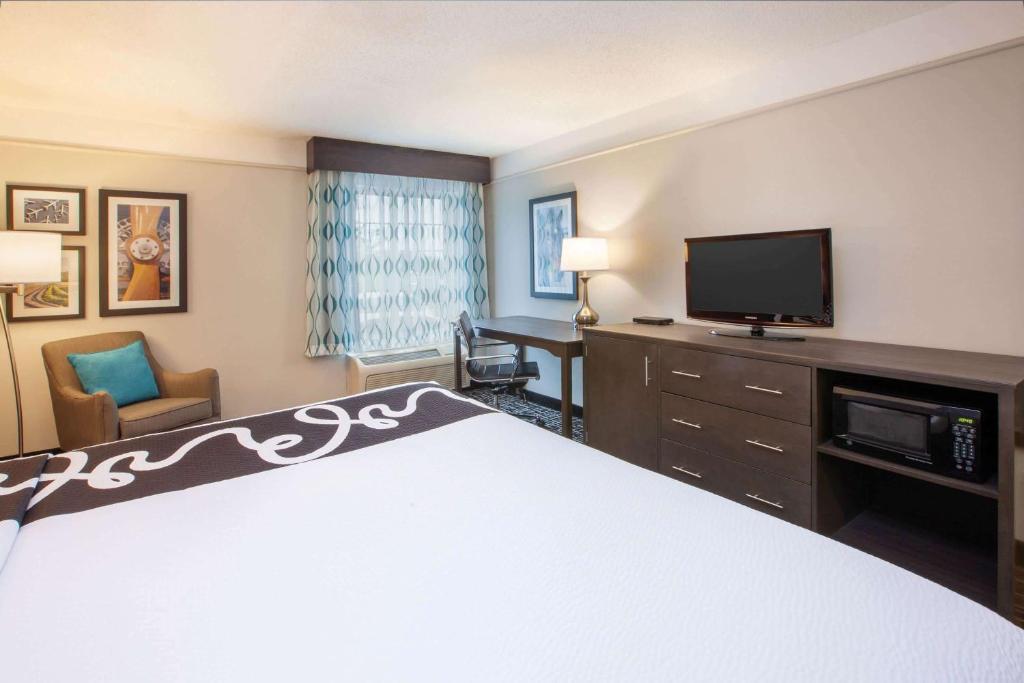 La Quinta by Wyndham Cincinnati Airport Florence photo