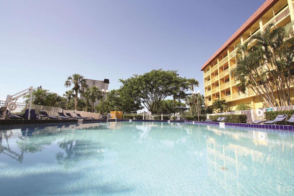 duży basen przed budynkiem w obiekcie La Quinta by Wyndham Coral Springs University Dr w mieście Coral Springs