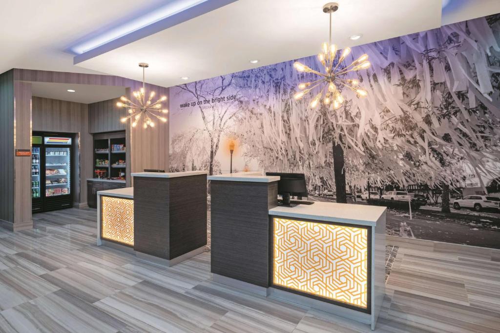 een lobby van een winkel met een muurschildering bij La Quinta by Wyndham Opelika Auburn in Opelika