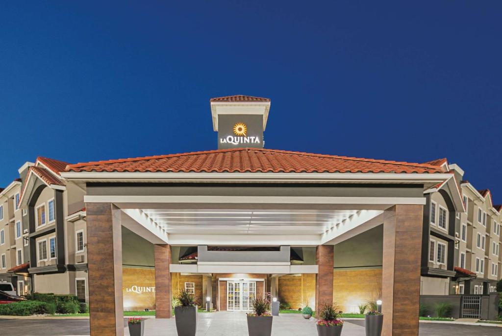 a hotel with a sign on top of a building at La Quinta by Wyndham Fort Worth North in Fort Worth