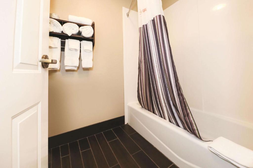 La Quinta Inn by Wyndham Sandusky near Cedar Point - Studio Suite - Non-Smoking