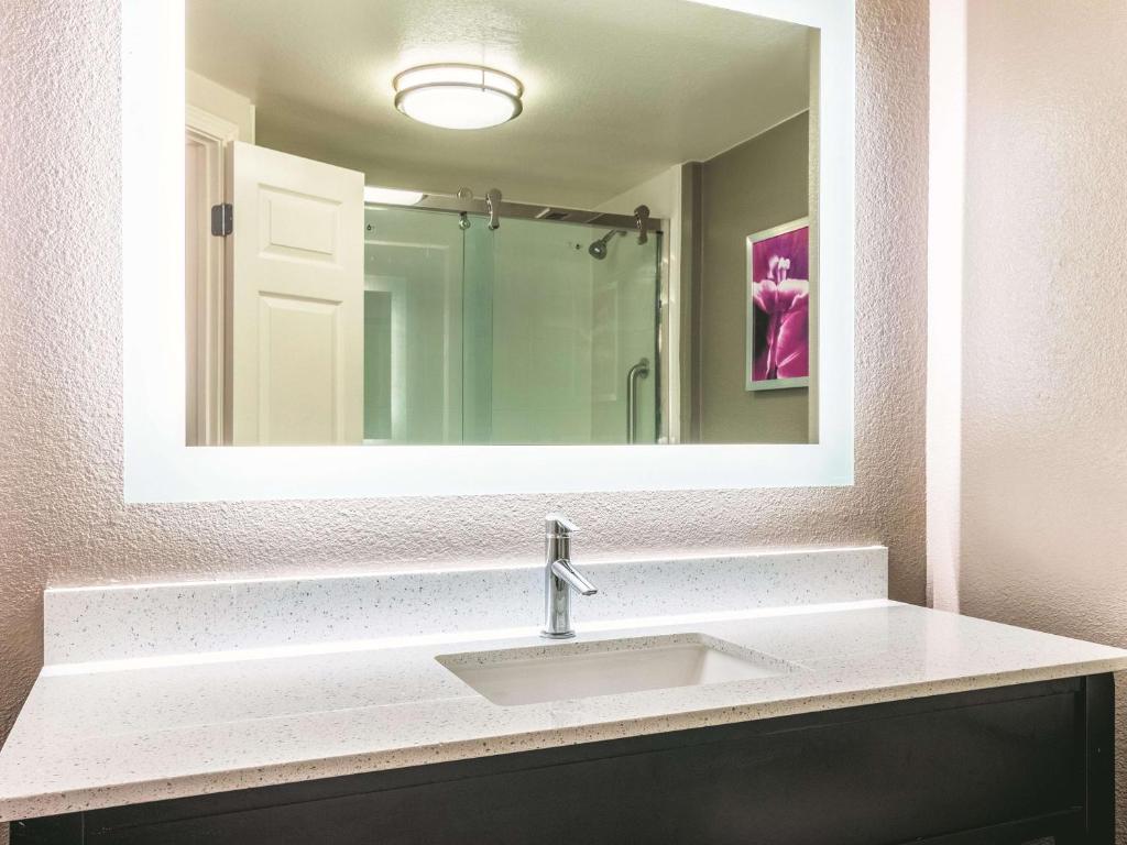 La Quinta Inn & Suites by Wyndham Shreveport Airport - Suite Deluxe Con Cama Extragrande