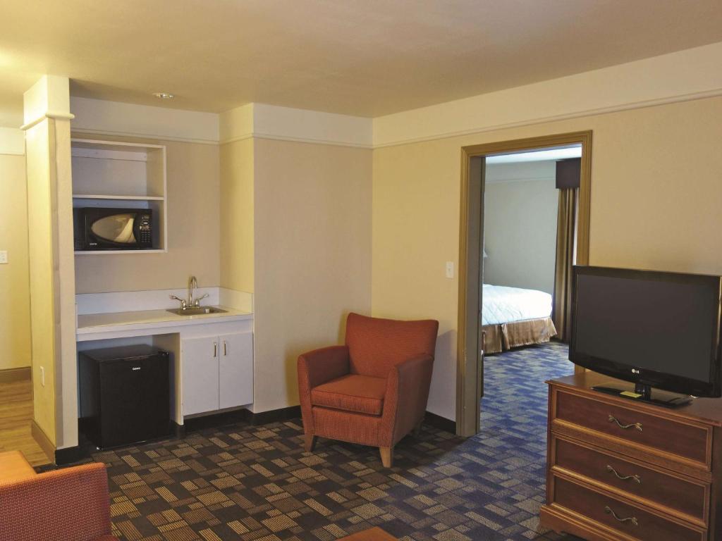 La Quinta by Wyndham Seguin - Deluxe Family Suite - Non-Smoking