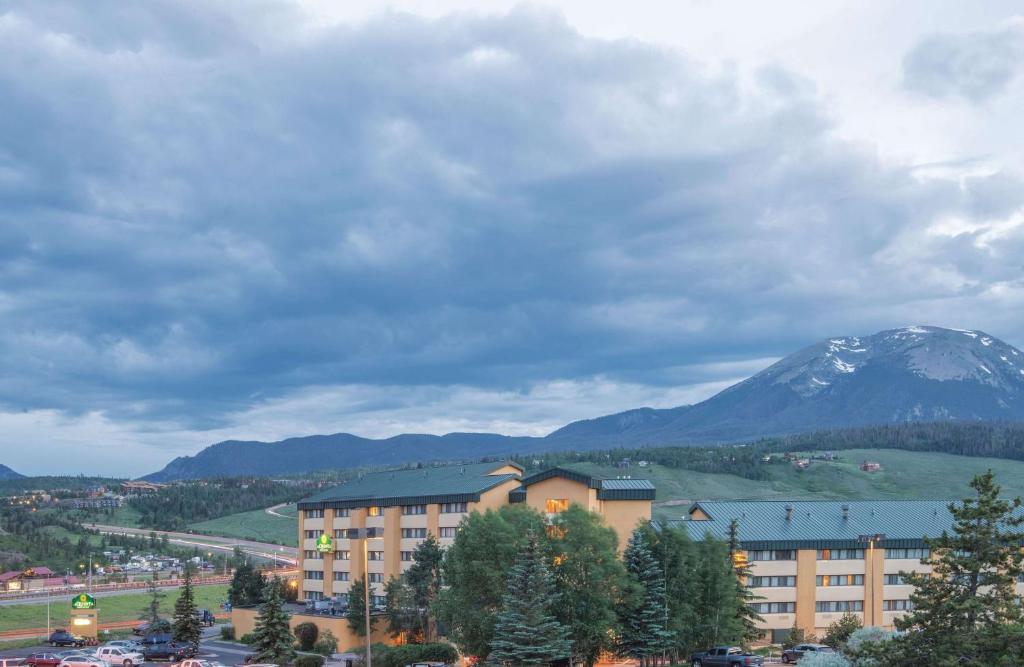 O vedere generală la munți sau o vedere la munte luată de la acest hotel