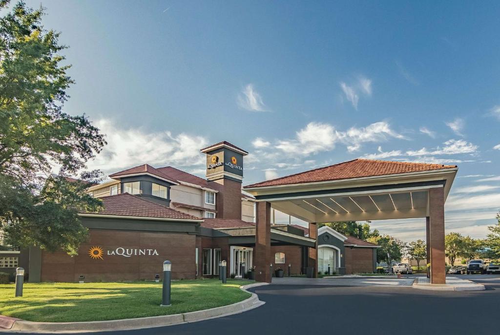 un rendimiento de un edificio con una torre de reloj en La Quinta by Wyndham Oklahoma City Norman en Norman