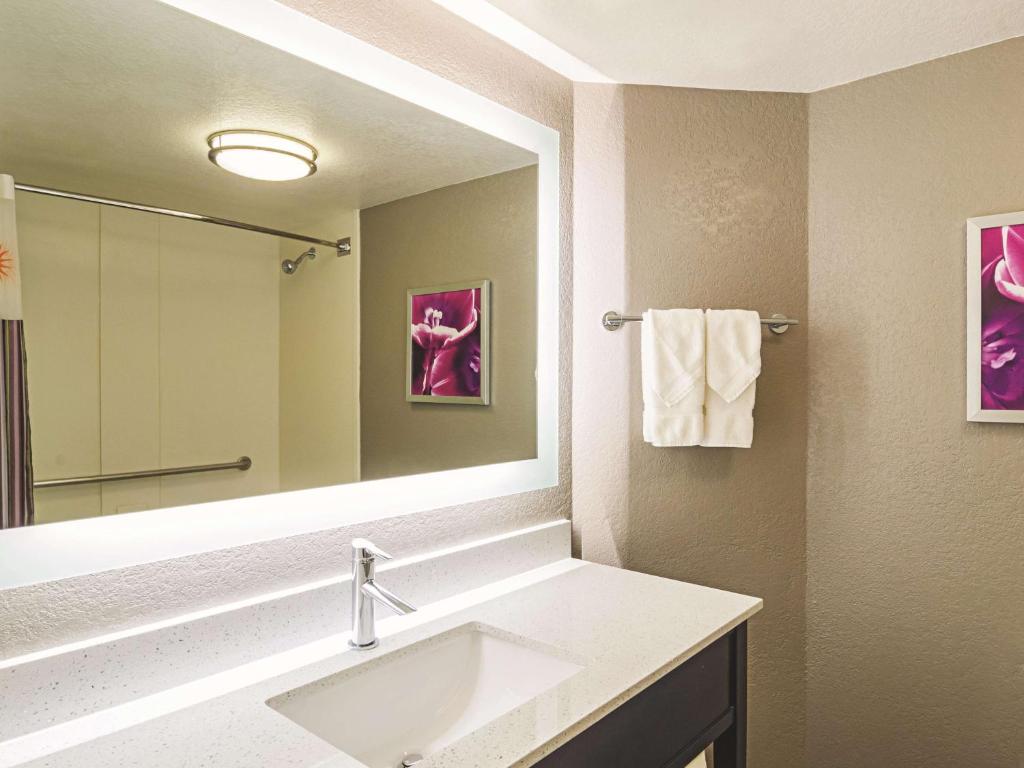 La Quinta Inn & Suites by Wyndham Denver Airport DIA photo