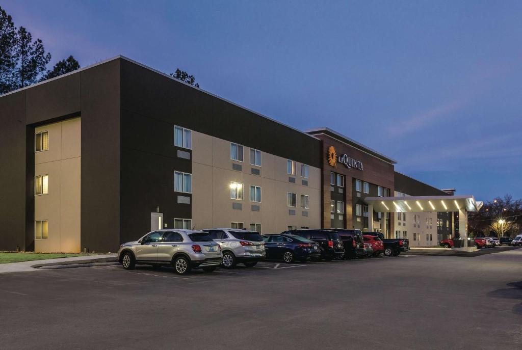 een hotel met auto's geparkeerd op een parkeerplaats bij La Quinta by Wyndham Atlanta Midtown - Buckhead in Atlanta