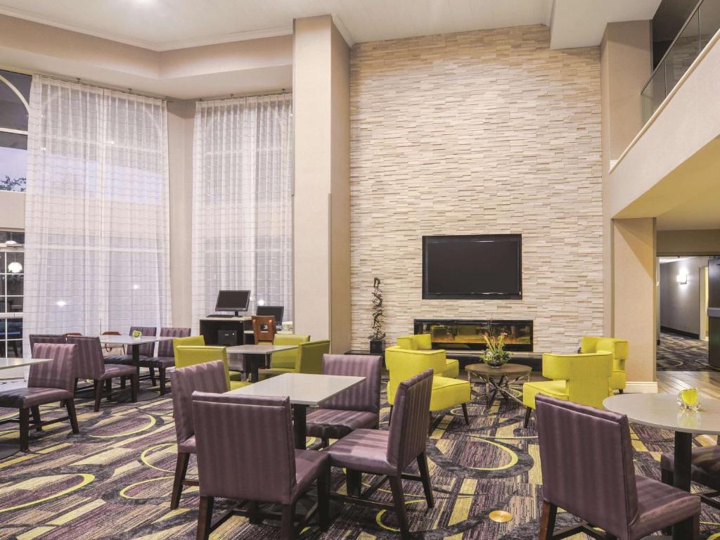 La Quinta Inn & Suites by Wyndham Denver Airport DIA photo