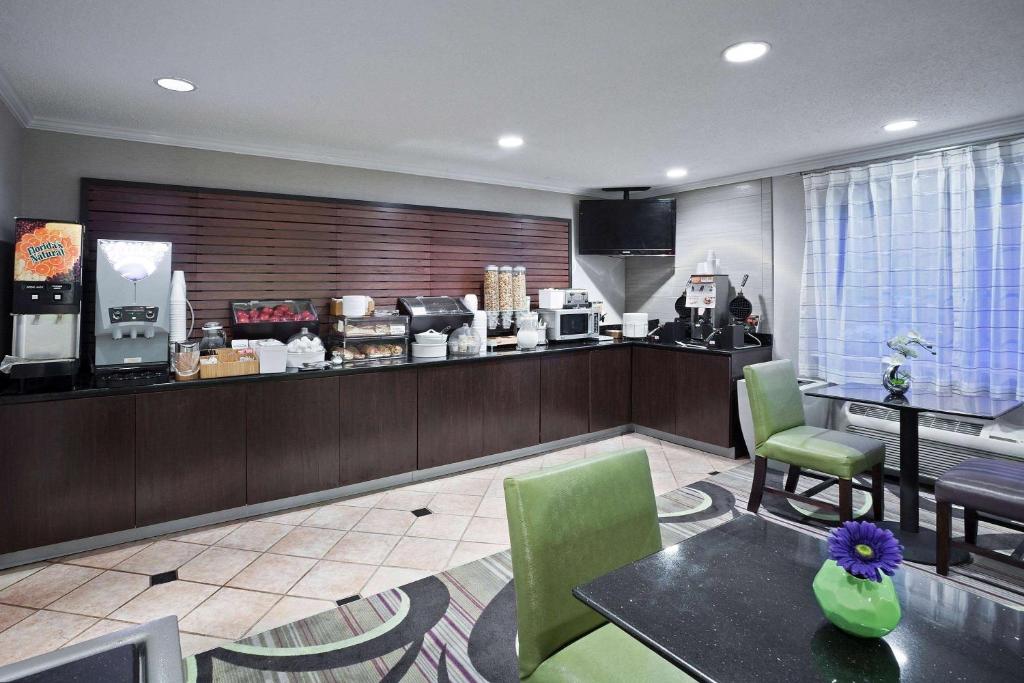 La Quinta by Wyndham Cleveland Macedonia photo