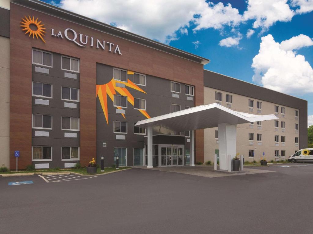 una rappresentazione di un hotel con un edificio di La Quinta by Wyndham Cleveland - Airport North a Cleveland