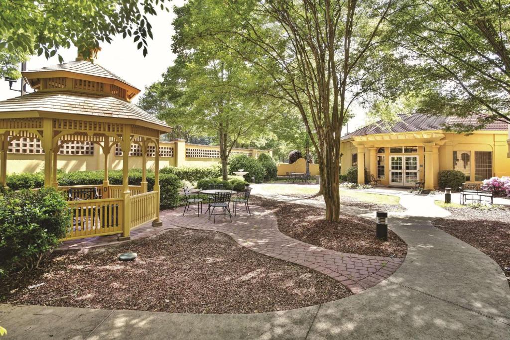 um gazebo num jardim com uma mesa e cadeiras em La Quinta by Wyndham Birmingham Homewood em Birmingham