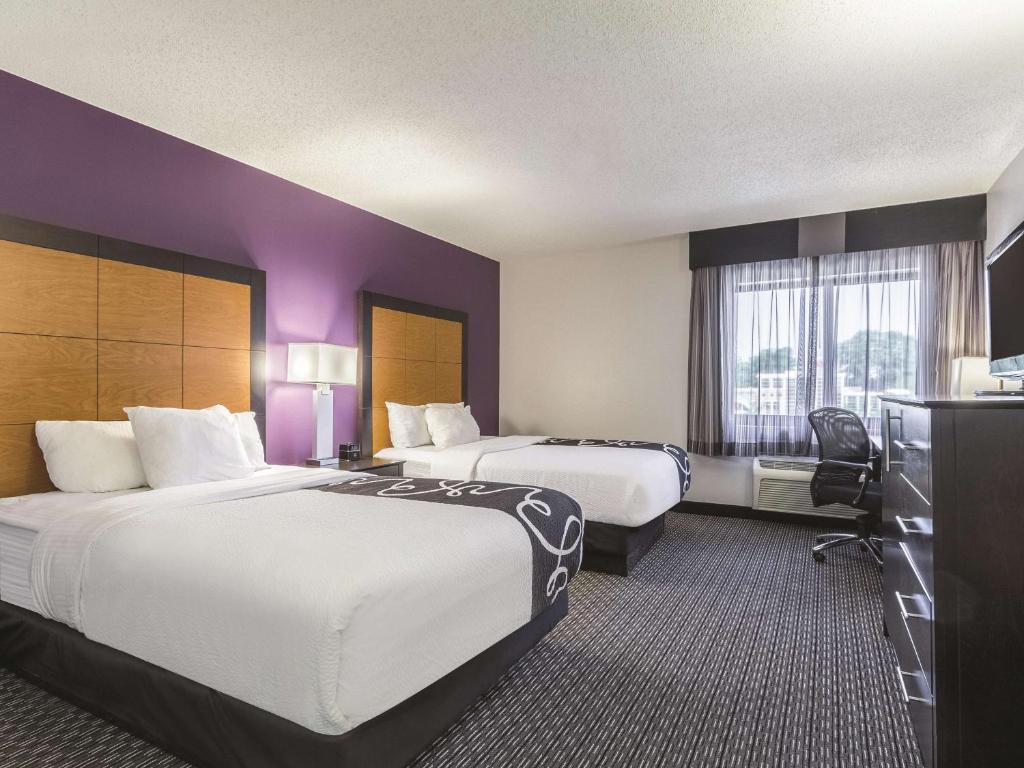 La Quinta Inn & Suites by Wyndham Cleveland - Airport North photo