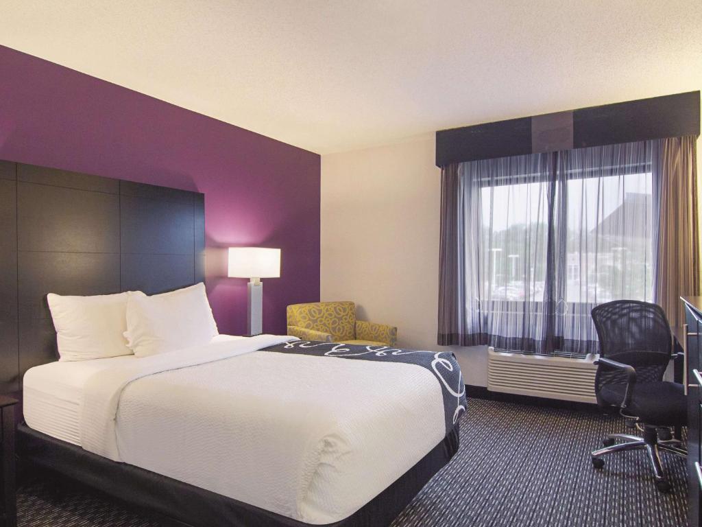 La Quinta Inn & Suites by Wyndham Cleveland - Airport North photo