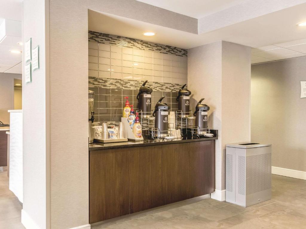 La Quinta Inn & Suites by Wyndham Cleveland - Airport North photo