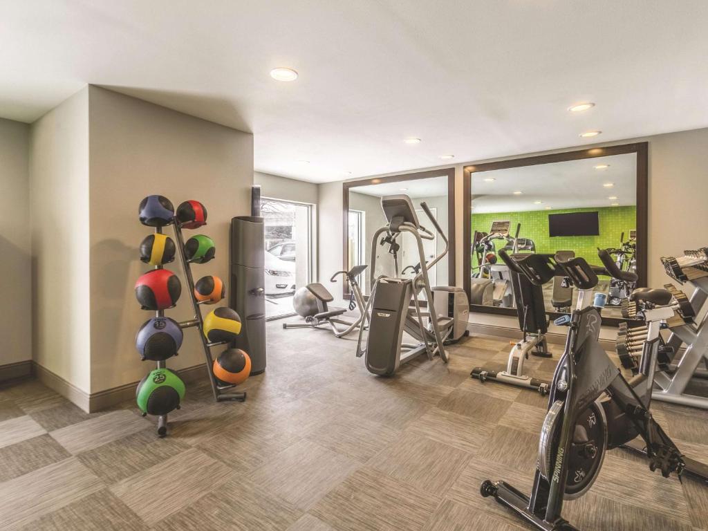 La Quinta Inn & Suites by Wyndham Cleveland - Airport North photo