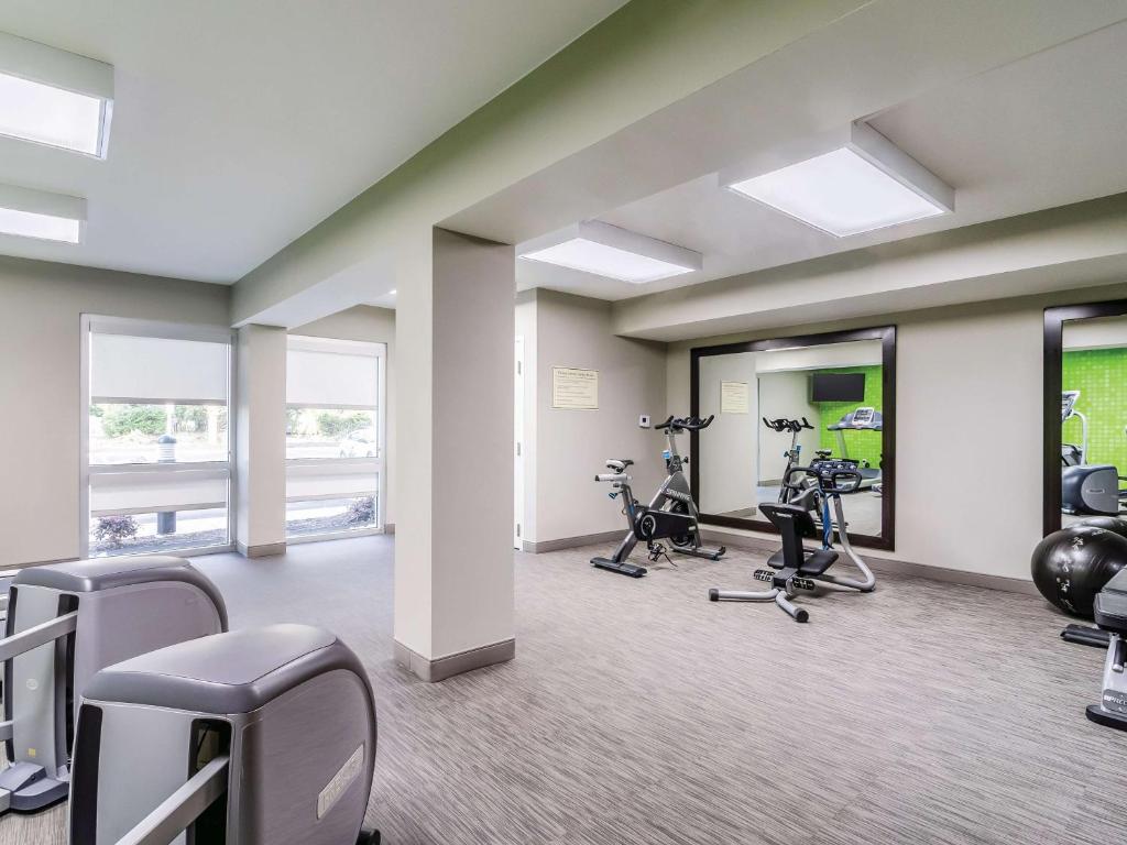 a gym with treadmills ellipticals and exercise bikes at La Quinta by Wyndham Myrtle Beach - N. Kings Hwy in Myrtle Beach