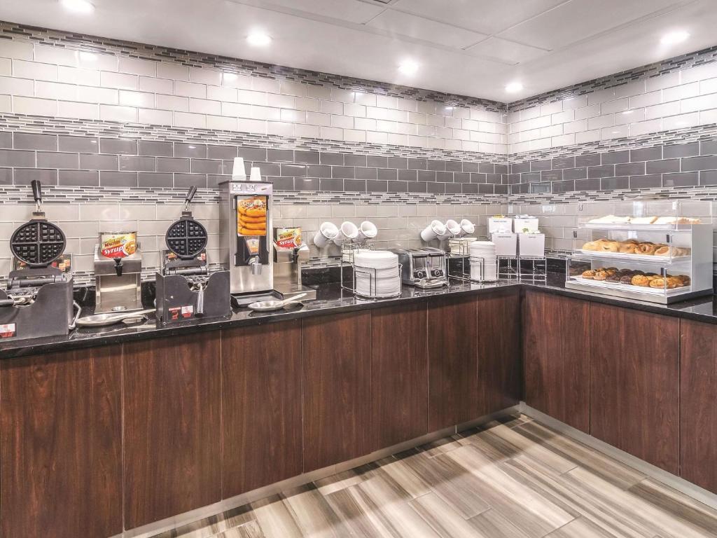La Quinta Inn & Suites by Wyndham Myrtle Beach - N Kings Hwy photo
