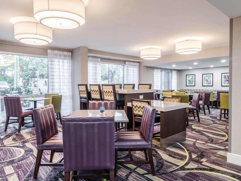 La Quinta Inn & Suites by Wyndham Myrtle Beach - N Kings Hwy photo