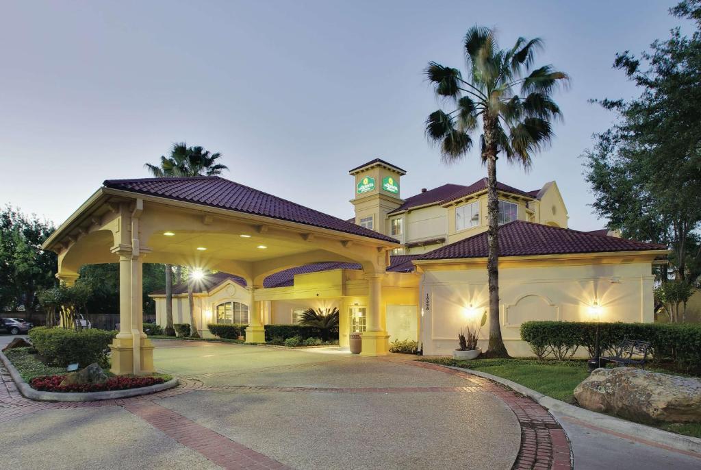 La Quinta by Wyndham Houston West Park 10