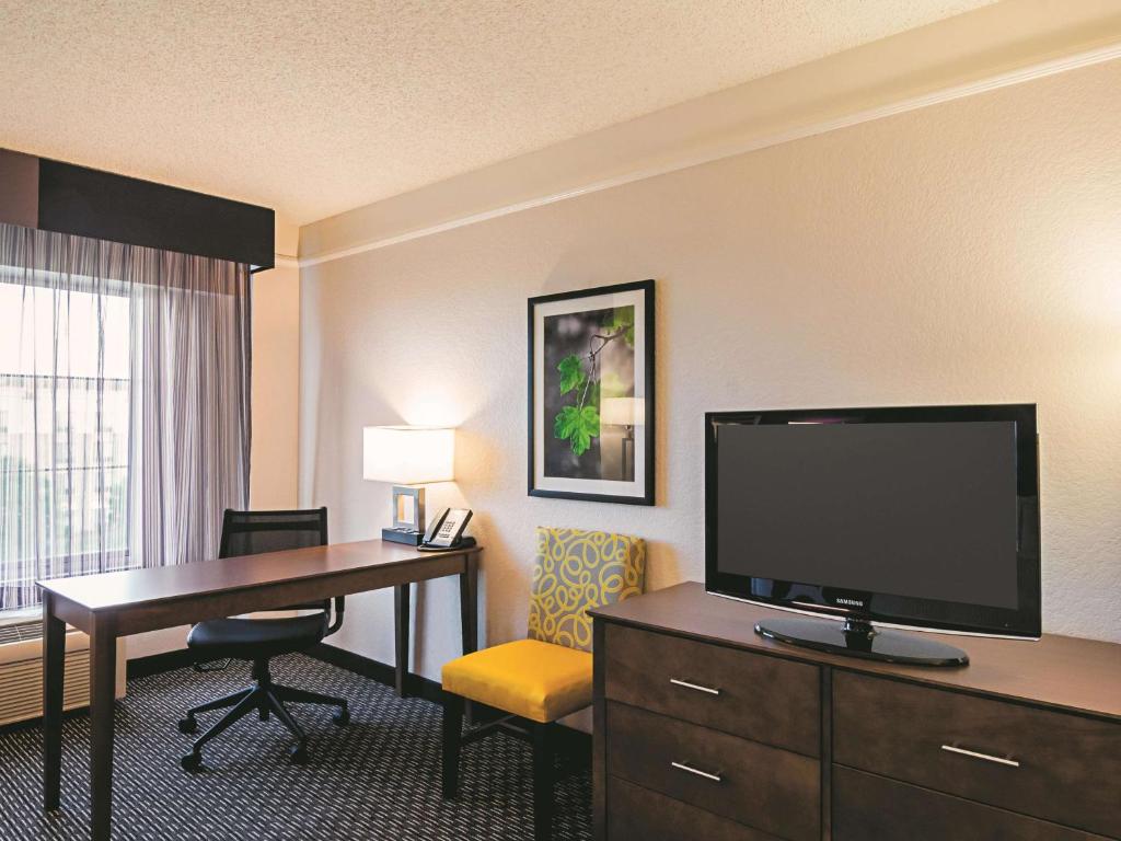 La Quinta Inn & Suites by Wyndham Denver Airport DIA photo