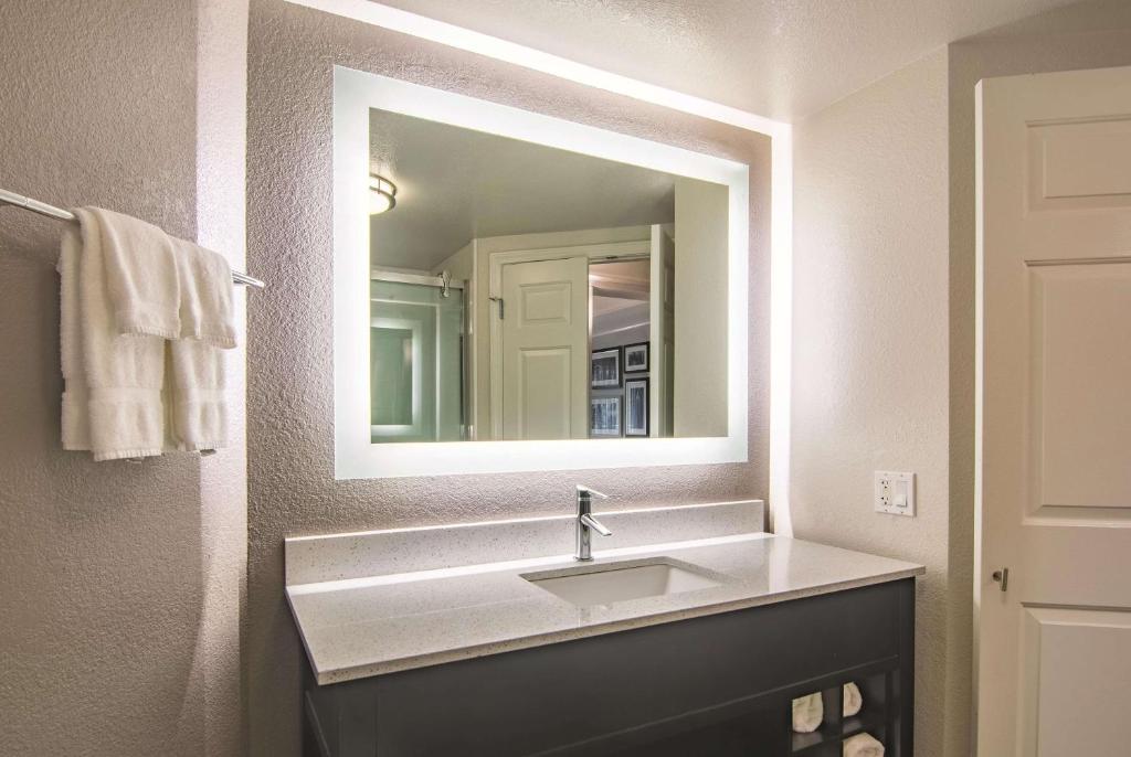 La Quinta by Wyndham Oklahoma City Norman photo