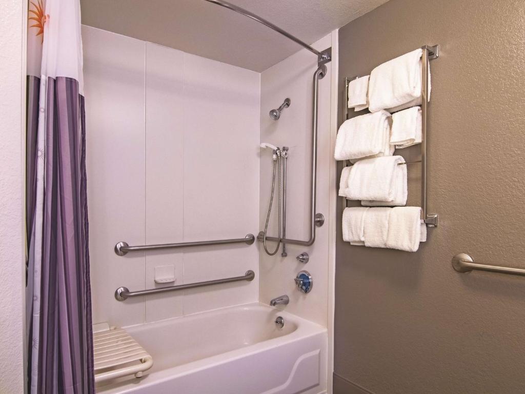 La Quinta by Wyndham Oklahoma City Norman photo