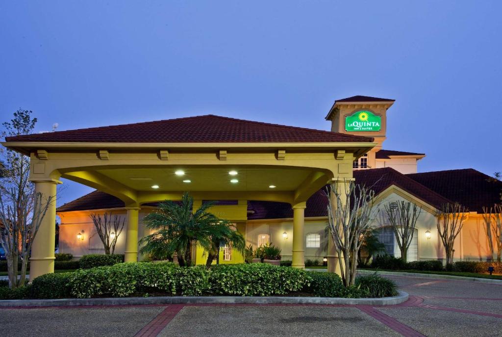 um hotel com um gazebo com uma torre de relógio em La Quinta by Wyndham USF (Near Busch Gardens) em Tampa