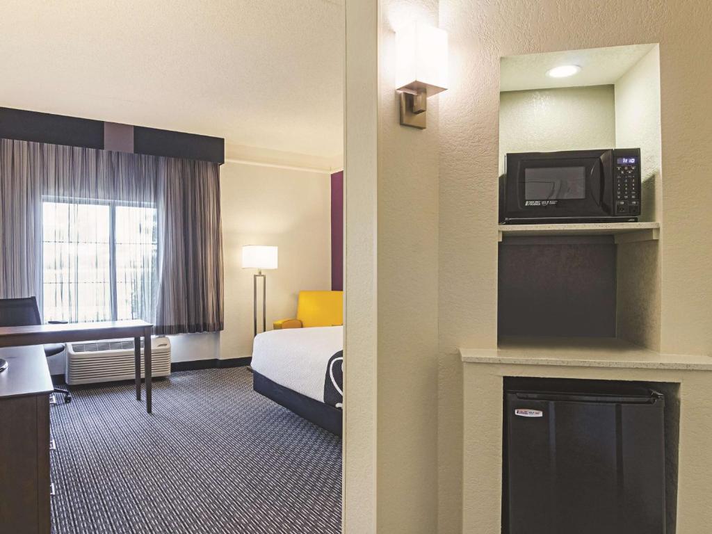 La Quinta Inn & Suites by Wyndham Denver Airport DIA photo