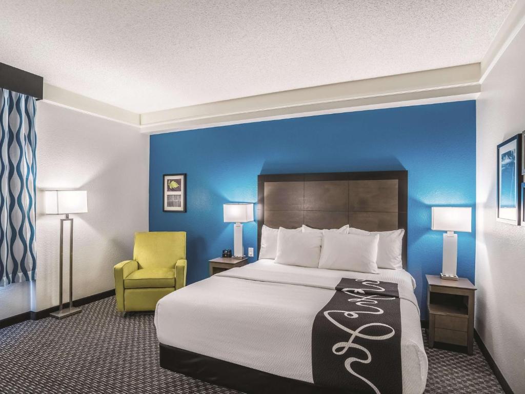 Postel nebo postele na pokoji v ubytování La Quinta by Wyndham Phoenix Chandler