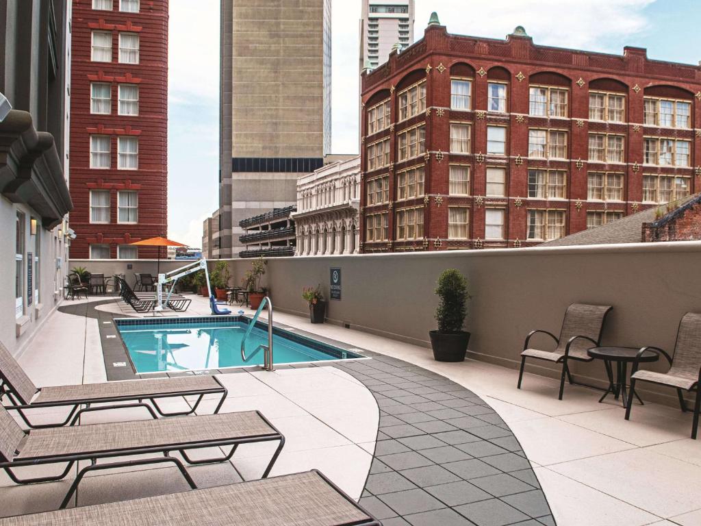 a rooftop patio with a swimming pool on a building at La Quinta by Wyndham New Orleans Downtown in New Orleans