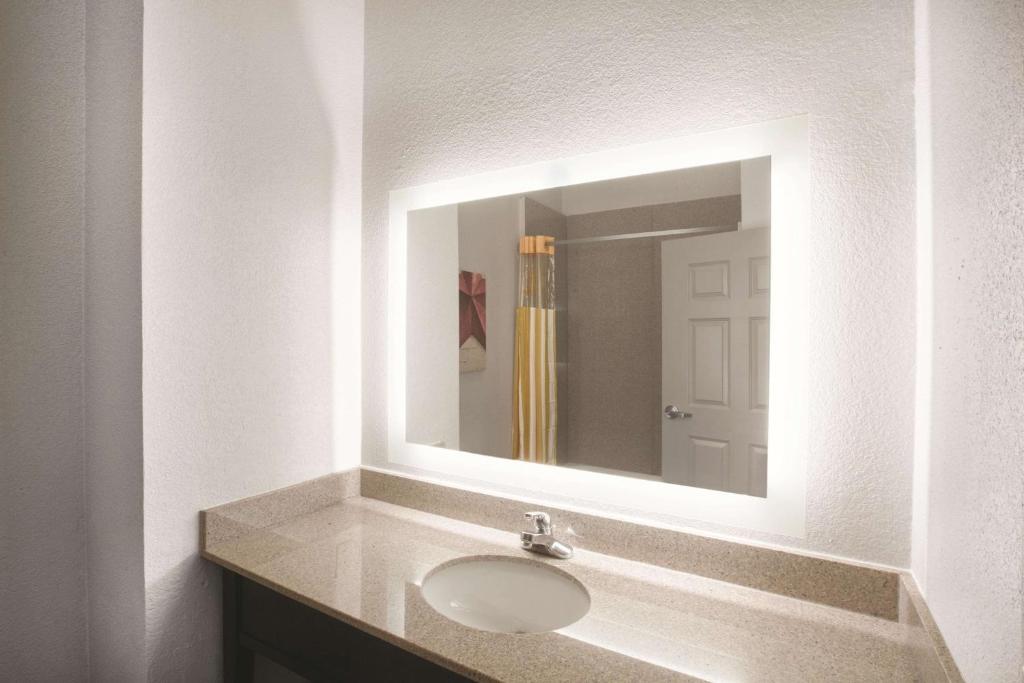La Quinta by Wyndham Mansfield TX - Deluxe King Room