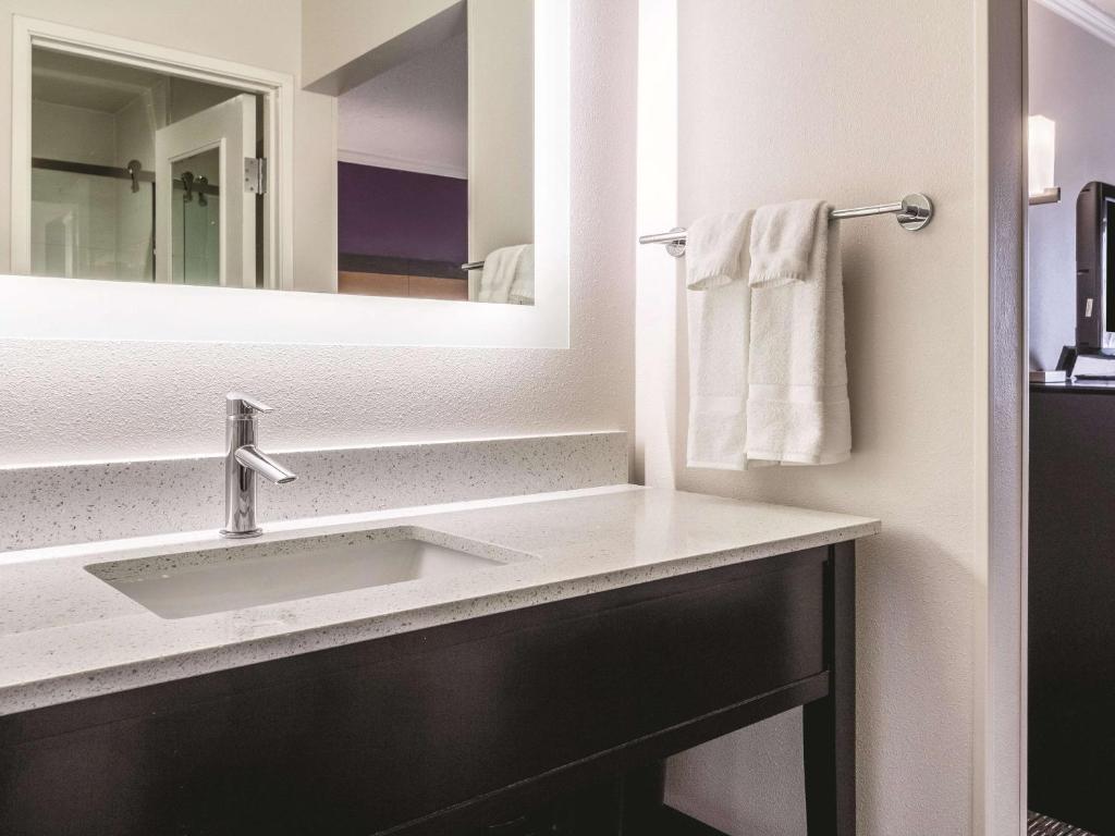 La Quinta Inn & Suites by Wyndham Cleveland - Airport North photo