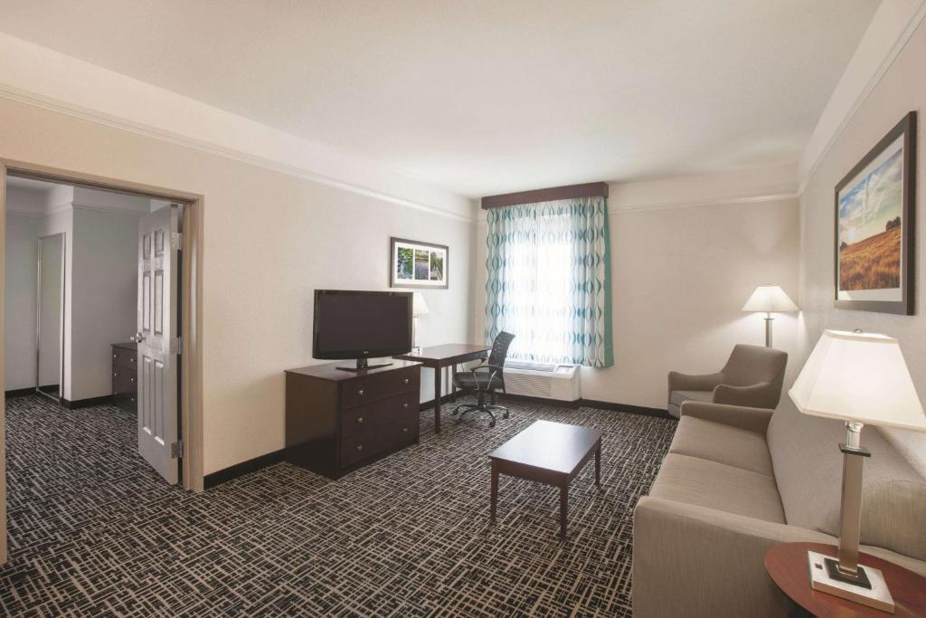 La Quinta by Wyndham Mansfield TX - Deluxe King Suite