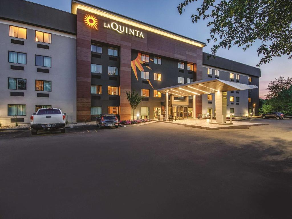 un hotel con un estacionamiento delante de él en La Quinta by Wyndham Hartford Bradley Airport, en Windsor Locks