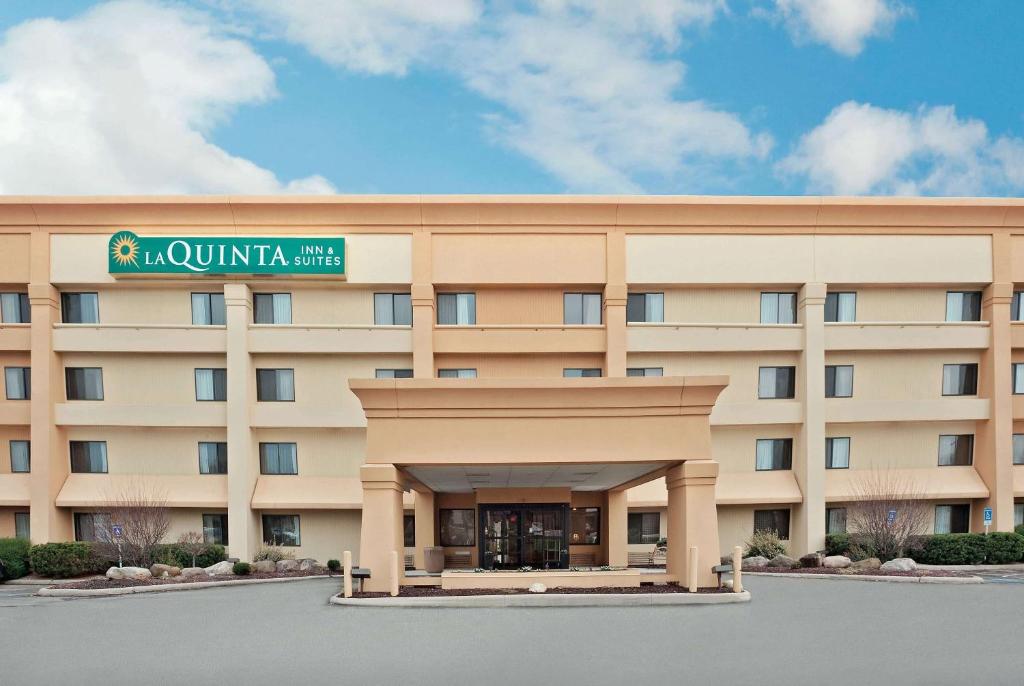 a rendering of the front of a hotel at La Quinta by Wyndham Mansfield OH in Mansfield