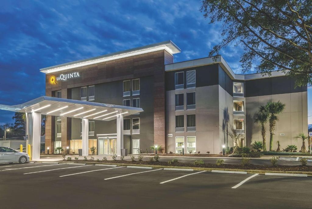 an empty parking lot in front of a hotel at La Quinta by Wyndham Myrtle Beach - N. Kings Hwy in Myrtle Beach