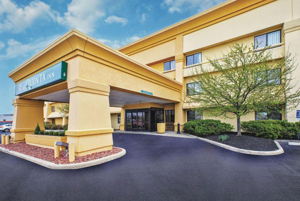 ペリーズバーグにあるLa Quinta Inn by Wyndham Toledo Perrysburgの駐車場付き建物の正面