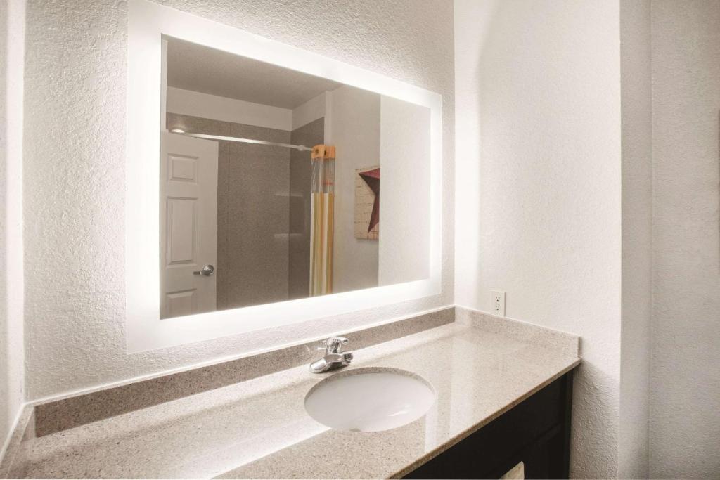 La Quinta by Wyndham Mansfield TX - Deluxe Queen Room With Two Queen Beds