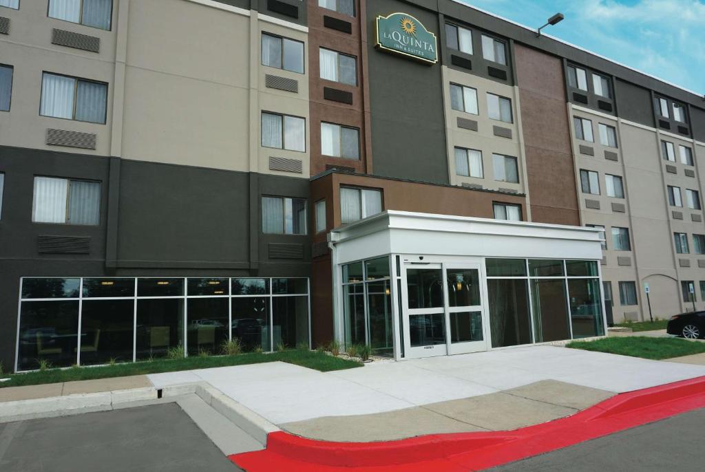 un edificio con una línea roja delante de él en La Quinta by Wyndham Baltimore N / White Marsh en Baltimore