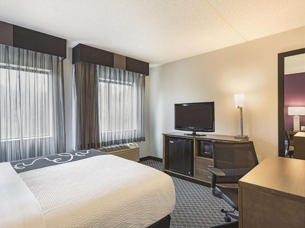 La Quinta by Wyndham Baltimore BWI Airport - Standard Room 1 Queen Bed