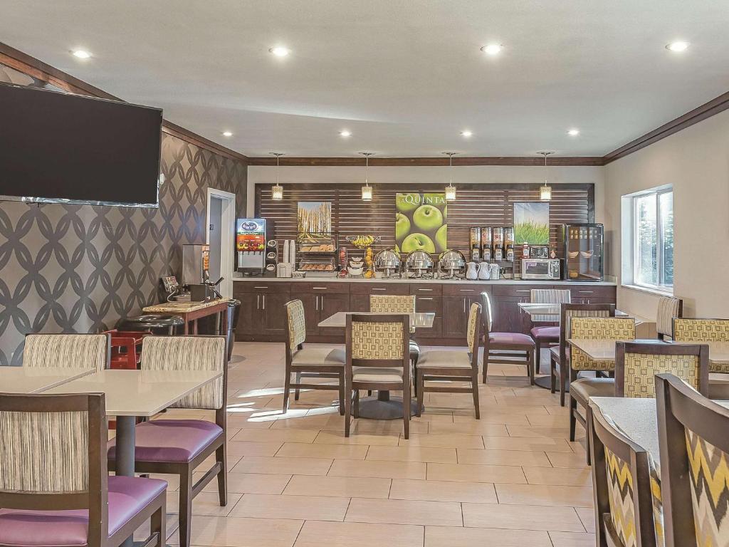 Restaurace v ubytování La Quinta Inn by Wyndham Olympia - Lacey