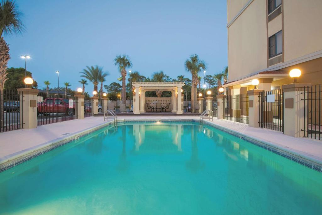 a swimming pool in front of a building at La Quinta by Wyndham Fort Walton Beach in Fort Walton Beach