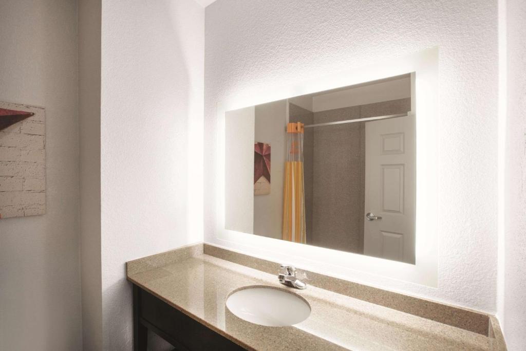 La Quinta by Wyndham Mansfield TX - King Room