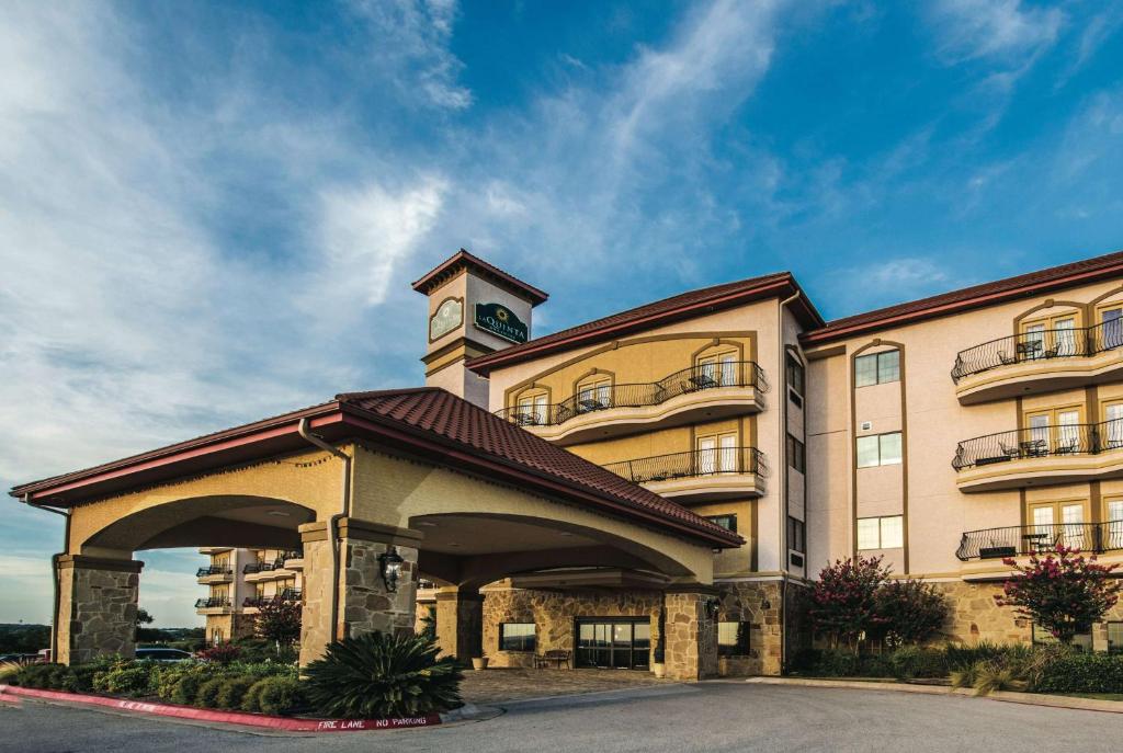 un edificio con una torre de reloj encima en La Quinta by Wyndham Marble Falls, en Marble Falls