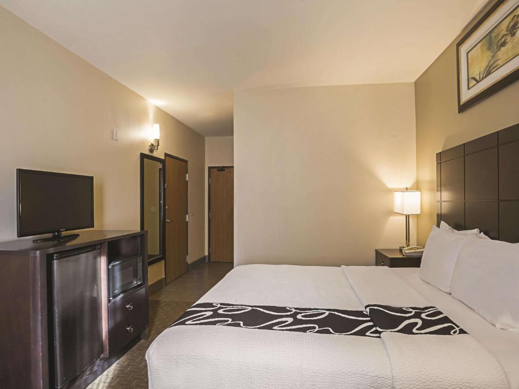 Postel nebo postele na pokoji v ubytování La Quinta Inn by Wyndham Olympia - Lacey