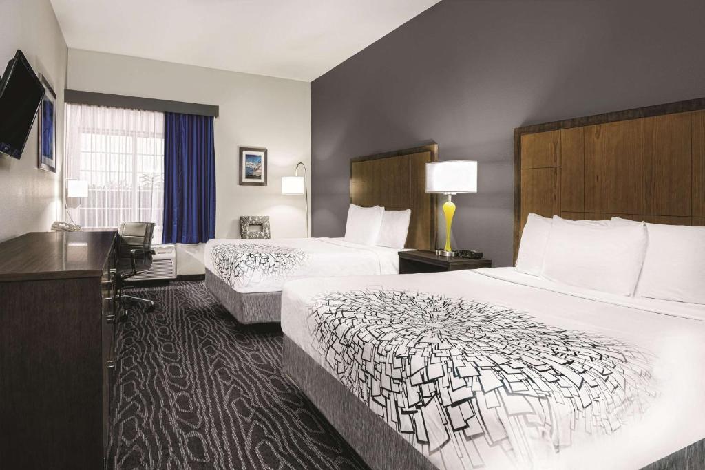La Quinta Inn & Suites by Wyndham Mercedes Outlet Mall photo