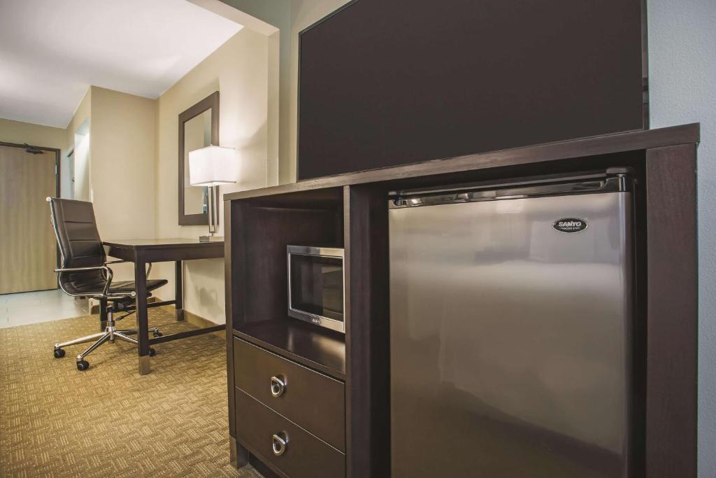 Kuchyň nebo kuchyňský kout v ubytování La Quinta Inn by Wyndham Olympia - Lacey