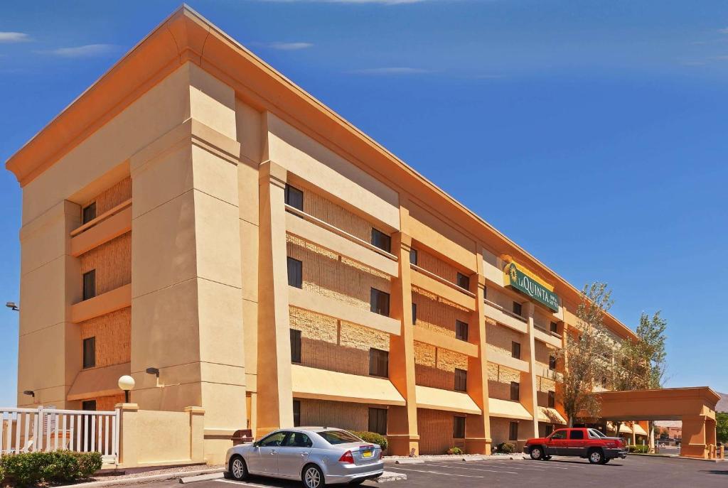ein großes Gebäude mit davor geparkt in der Unterkunft La Quinta by Wyndham El Paso West Bartlett in El Paso