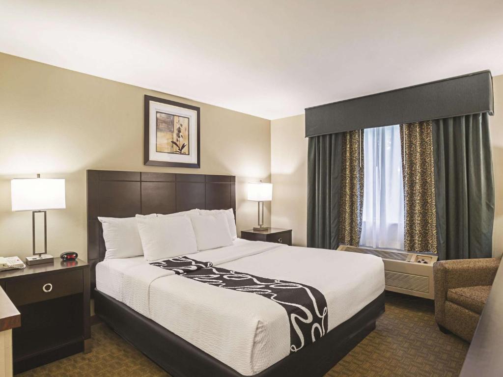Postel nebo postele na pokoji v ubytování La Quinta Inn by Wyndham Olympia - Lacey